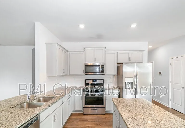8019 Rowling Dr — Photo 2