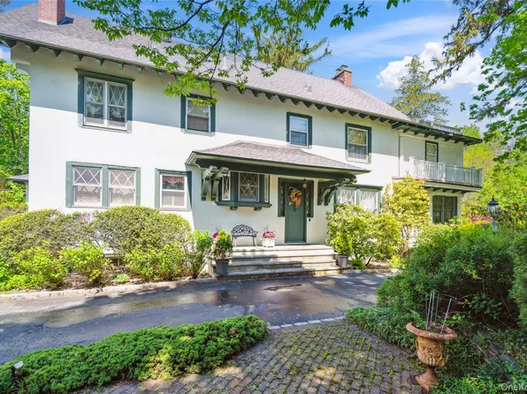 17 The Intervale, Roslyn Estates, NY 11576