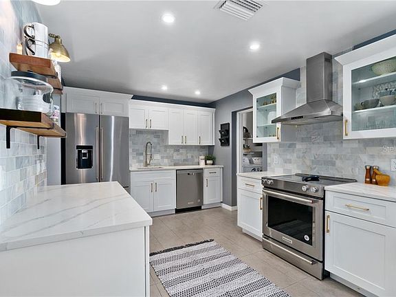 5th image of 848 Town Cir #113