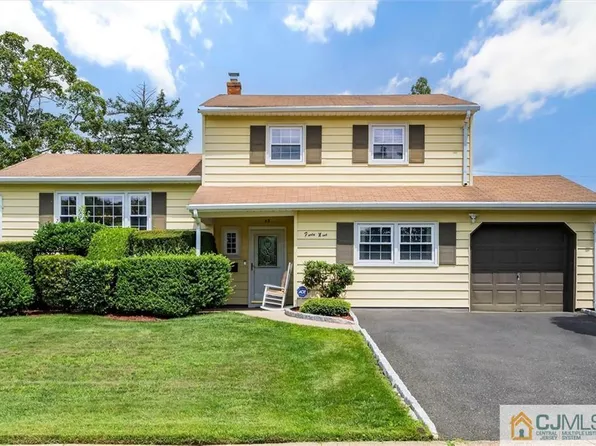 49 Fanwood Dr, Sayreville, NJ 08872