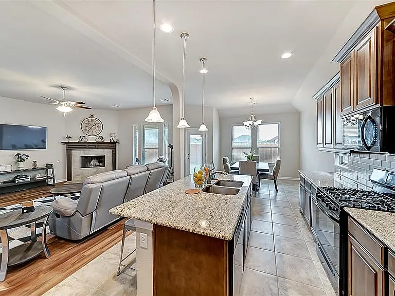 209 Douglas St — Photo 4