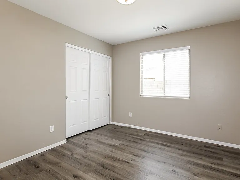1715 W Saint Catherine Ave — Photo 13