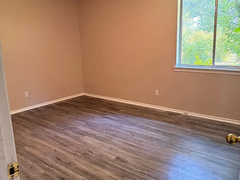 905 Forest Dale Ln #B — Photo 8
