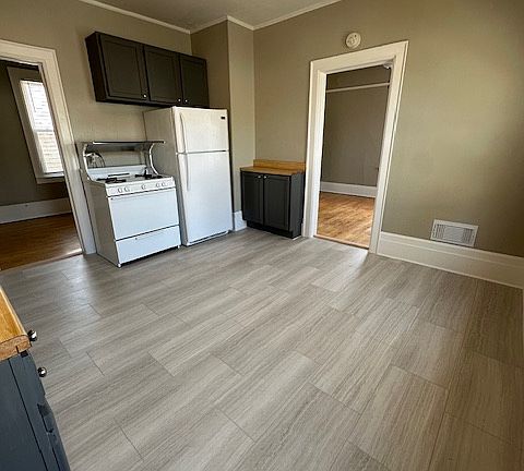 5th image of 919 E Clarke St APT 4