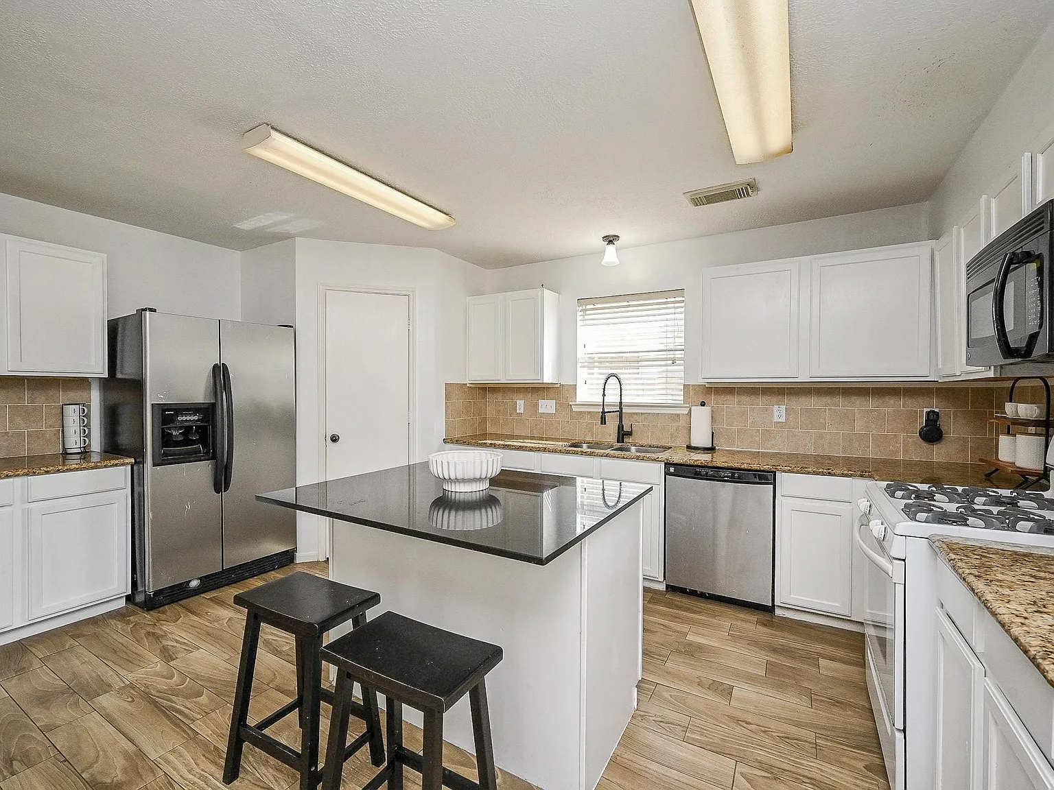 4 bed, 2.5 bath, 2744 sqft, $2,200 — Photo 4