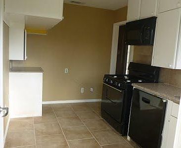 2nd image of 2801 Saturn Rd