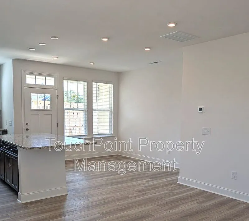 3 bed, 2.5 bath, 1575 sqft, $2,050 — Photo 2