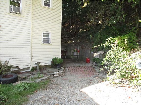 4th image of 50 Glen Ave