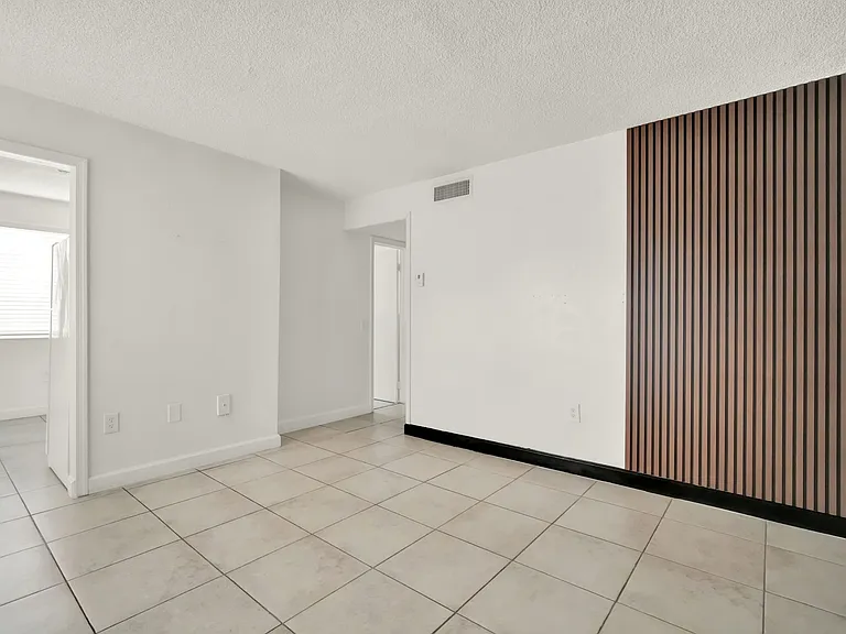 2726 SW 21st St — Photo 4