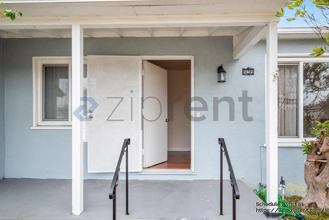 3 bed, 1.5 bath, 1040 sqft, $3,845 — Photo 3