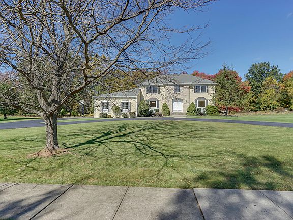 5th image of 16 Argonne Farm Dr