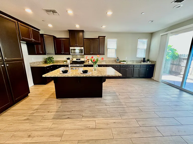 1613 Viburnum Ln — Photo 2