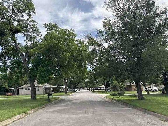 Exterior Neighborhood (street photo)