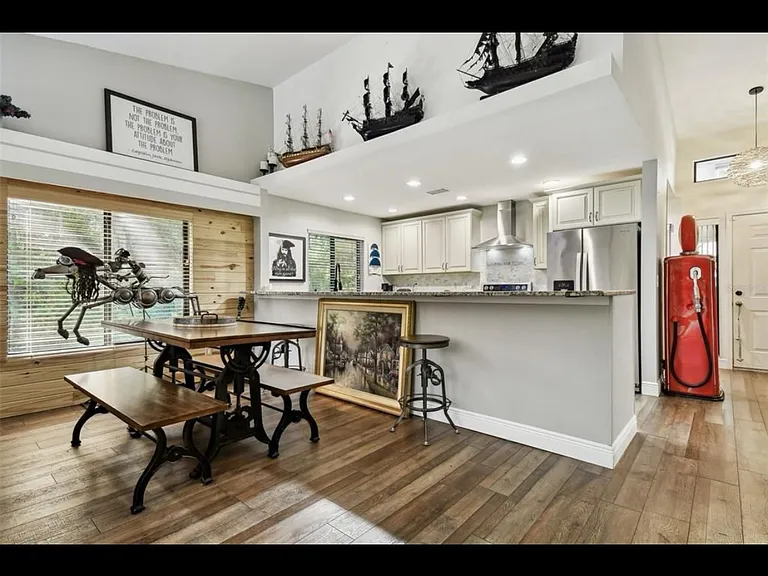 1900 Whispering Way — Photo 4