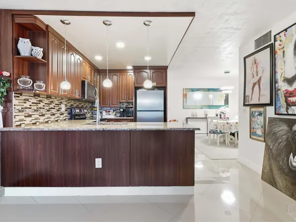 7100 NW 17th St APT 210, Plantation, FL 33313