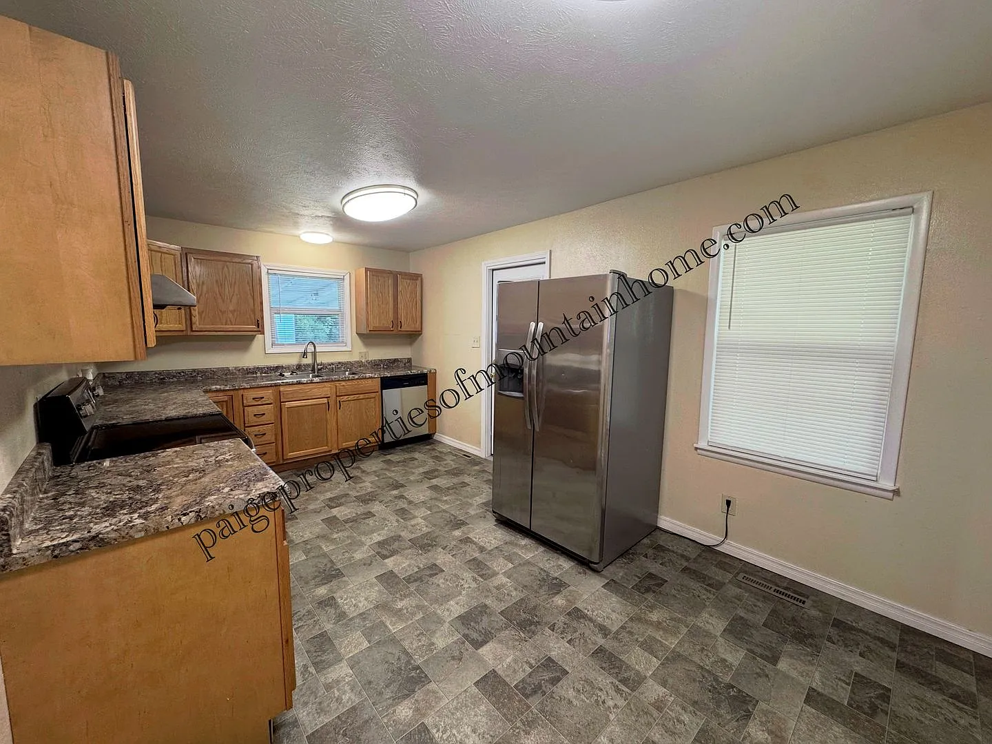 3 Bed, 1 Bath House on a Corner Lot — Photo 4