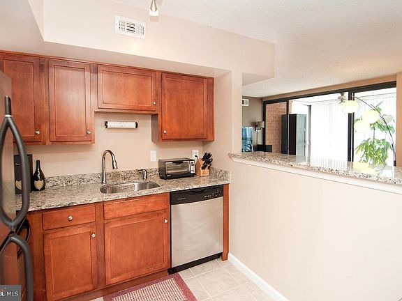 4th image of 1001 N Randolph St APT 901