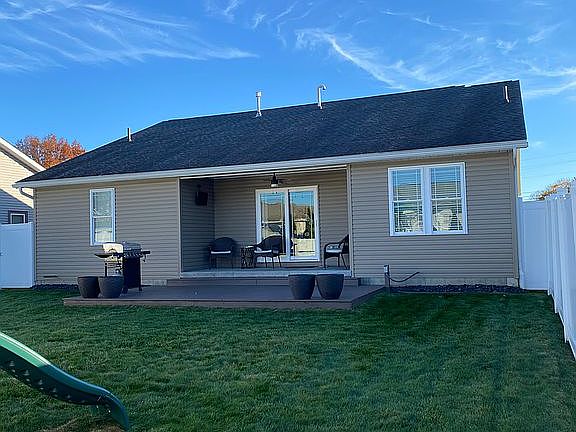 3rd image of 407 Sycamore Cir SE