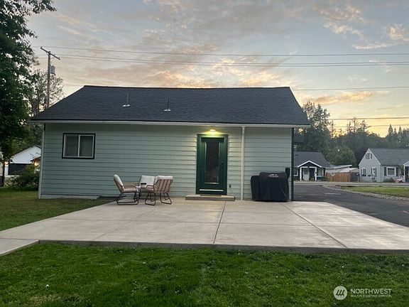 5th image of 900 SE 1st Street