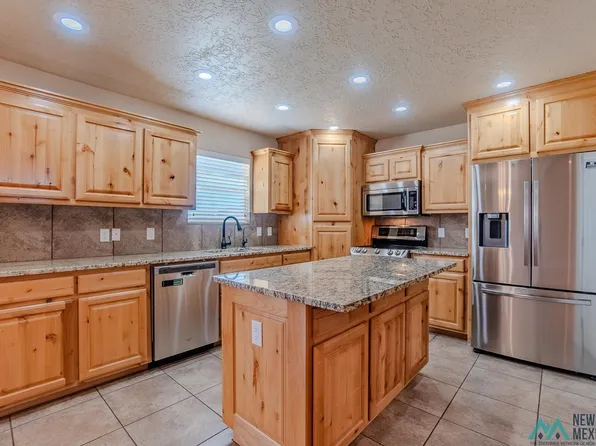 2409 Northglen Dr, Clovis, NM 88101