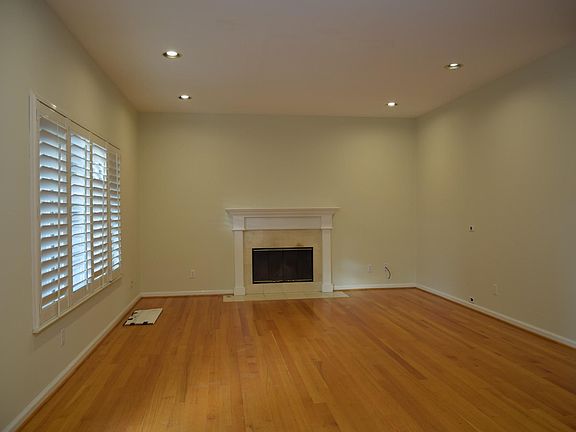 3rd image of 450 Pepper Ave