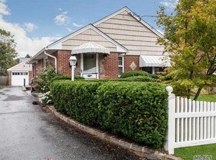 26 8th St, Locust Valley, NY 11560