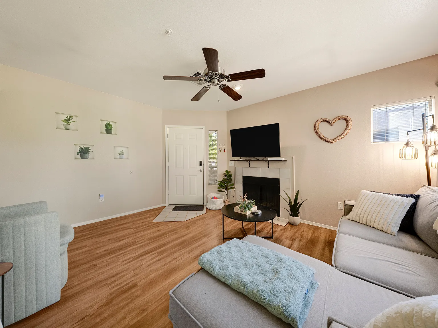 2 bed, 2.0 bath, 911 sqft, $2,400 — Photo 2