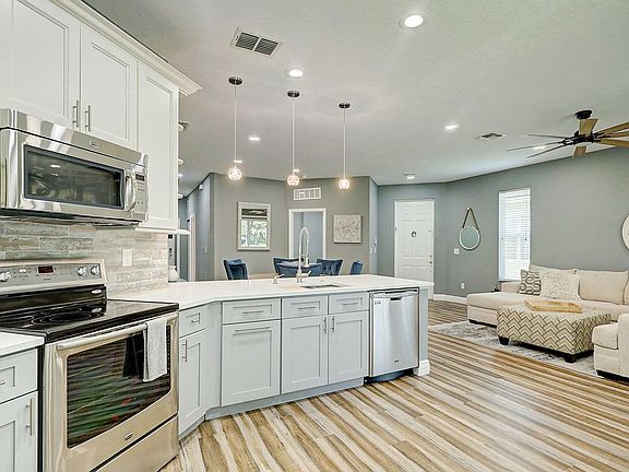 3rd image of 10015 SW Stonegate Dr