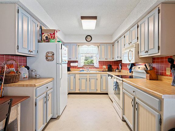 4th image of 355 River Road