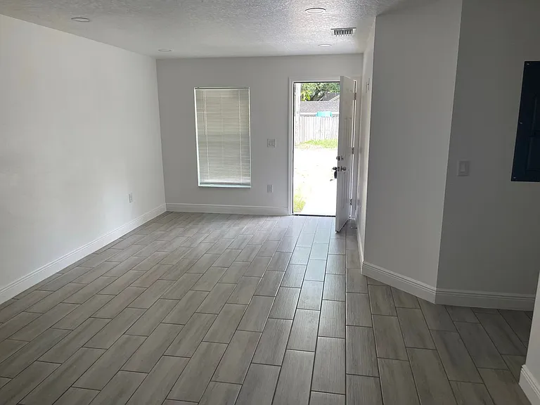 8417 N Seminole Ave — Photo 8