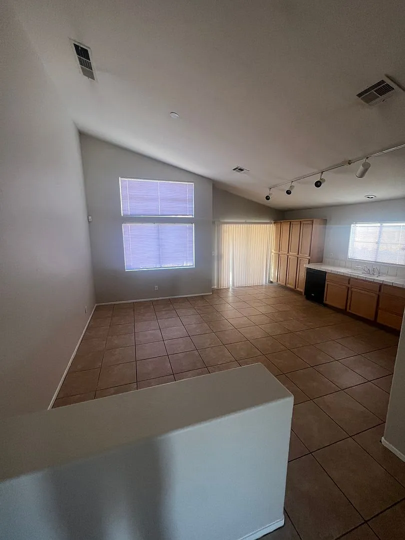 Single Story Home. Rent Ready! — Photo 3