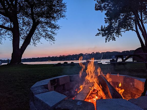 5th image of 1080 Lakeview Dr