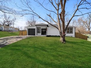 5704 N Woodland Ave, Gladstone, MO 64118