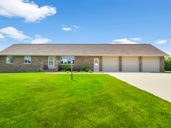 10663 Skylark Dr, Peosta, IA 52068