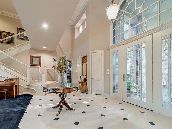 5th image of 1104 Somerset Blvd