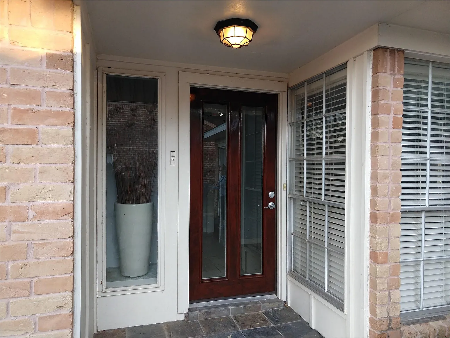 3 bed, 2.0 bath, 1746 sqft, $2,295 — Photo 2