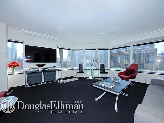 3rd image of 150-156 W 56th St APT 3801