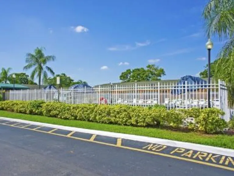 Waterford Villas - 551 Kathy Ct Margate, FL 33068 — Photo 28