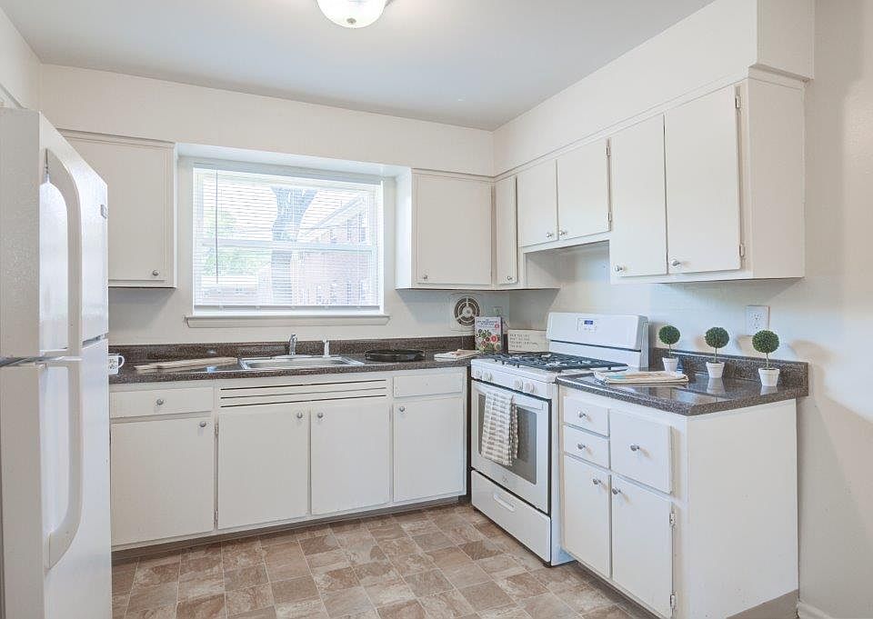 Lakeview Terrace Apartment Homes 29 Lakeview Ter Eatontown NJ Zillow