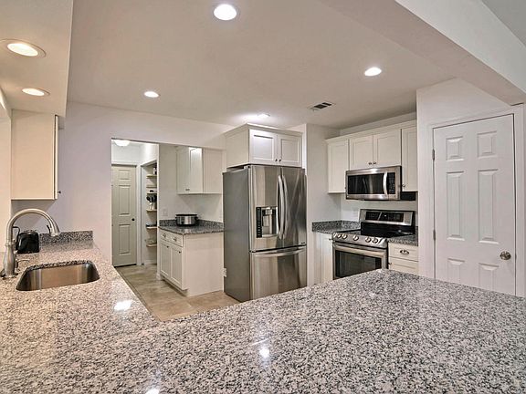5th image of 543 SW Belmont Cir