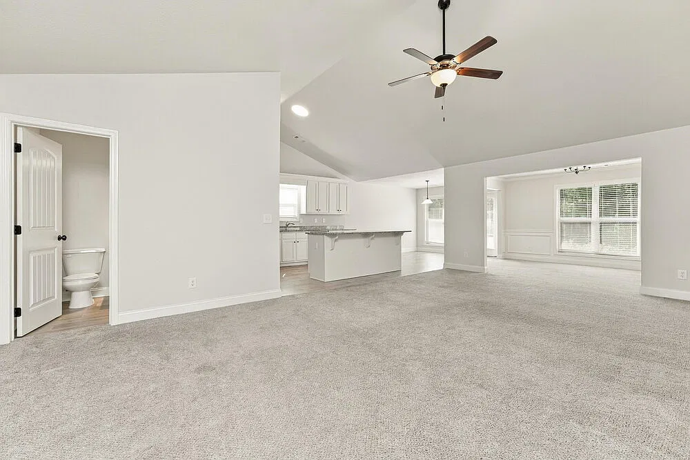 4 bed, 2.5 bath, 2200 sqft, $1,960 — Photo 4