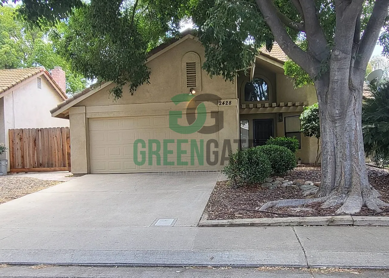 Welcome to this beautiful well maintained 4 bedroom Modesto home! 2428 Woodvale Dr — Photo 2