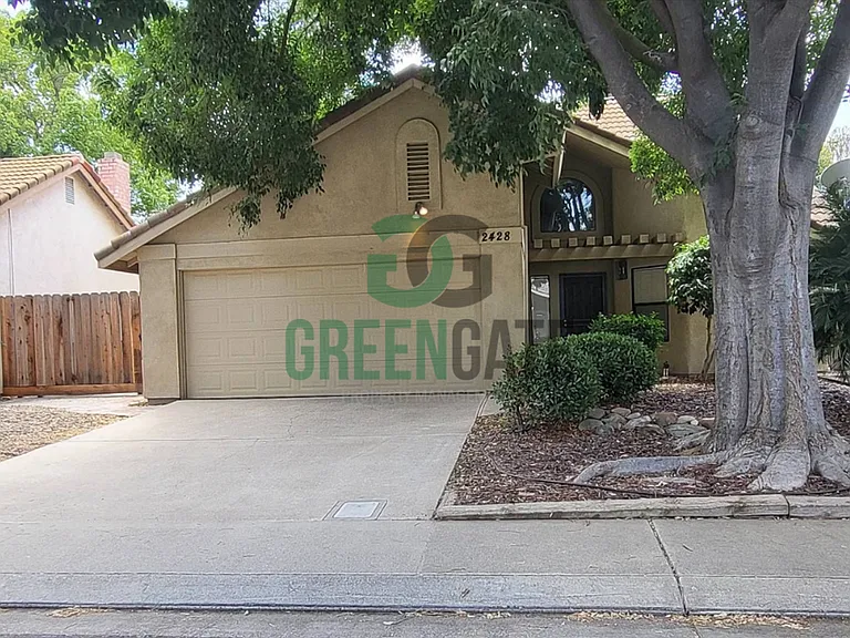 2428 Woodvale Dr — Photo 2