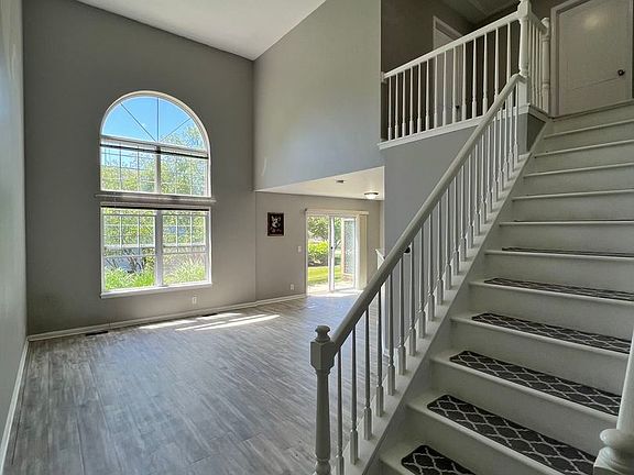 4th image of 221 Kathryn Ln