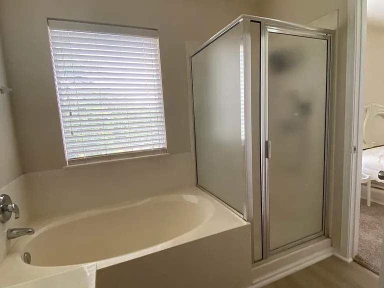 Master's shower and bathtub