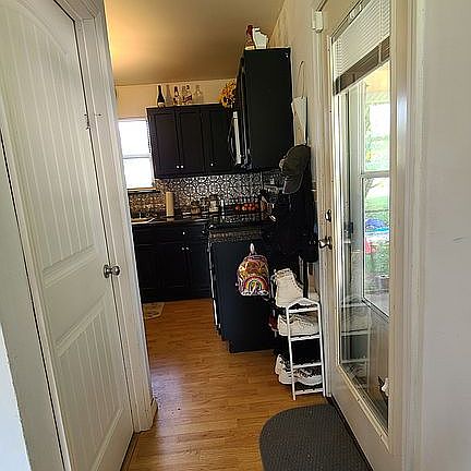 5th image of 221 Valley Dr