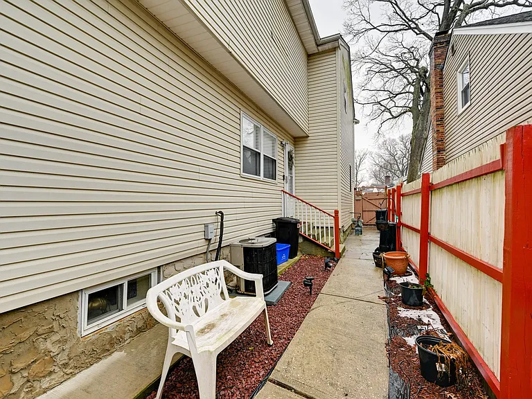 Side Entrance to the apartment