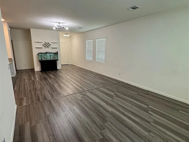 1061 Long Bay Ct — Photo 3