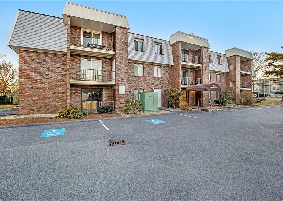 1st image of 15 Oak Neck Rd #11