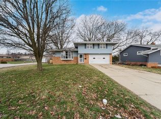 21900 Marian Cir, Fairview Park, OH 44126